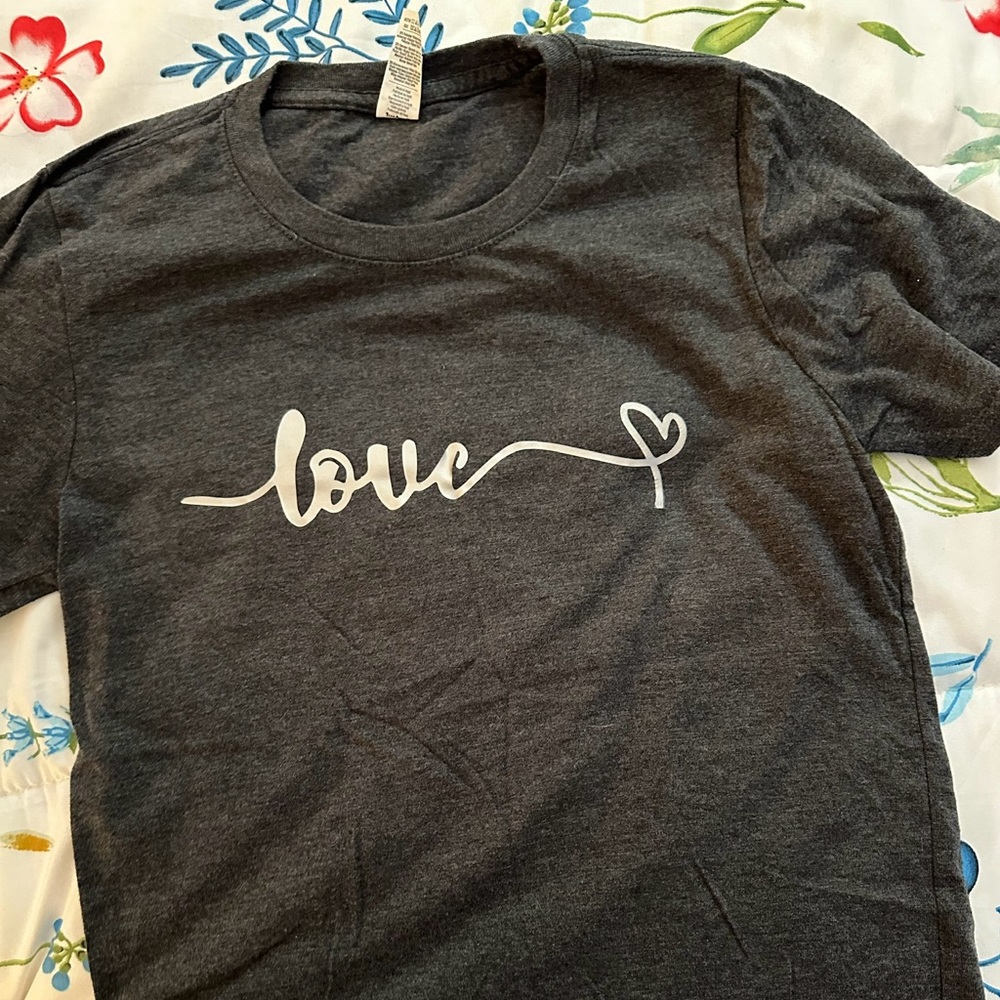 XS dark grey “love” tshirt